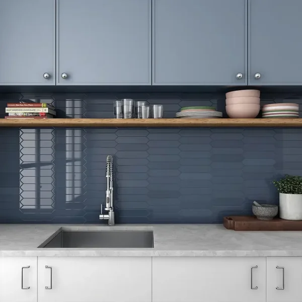 Toque visual conseguido con azulejos de color bajo las estanterías