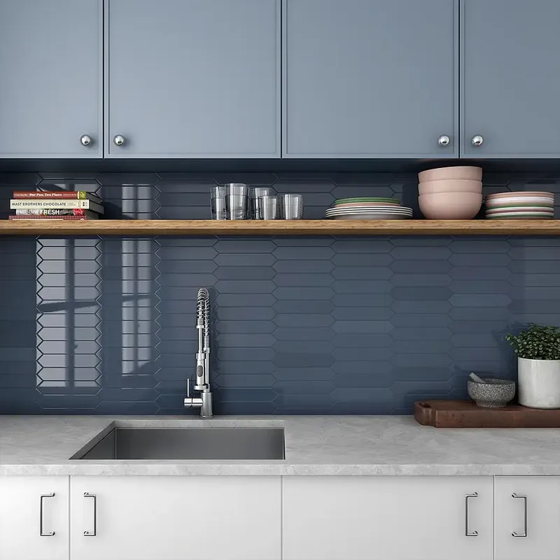 Espacio equilibrado gracias a los azulejos para cocina color azul
