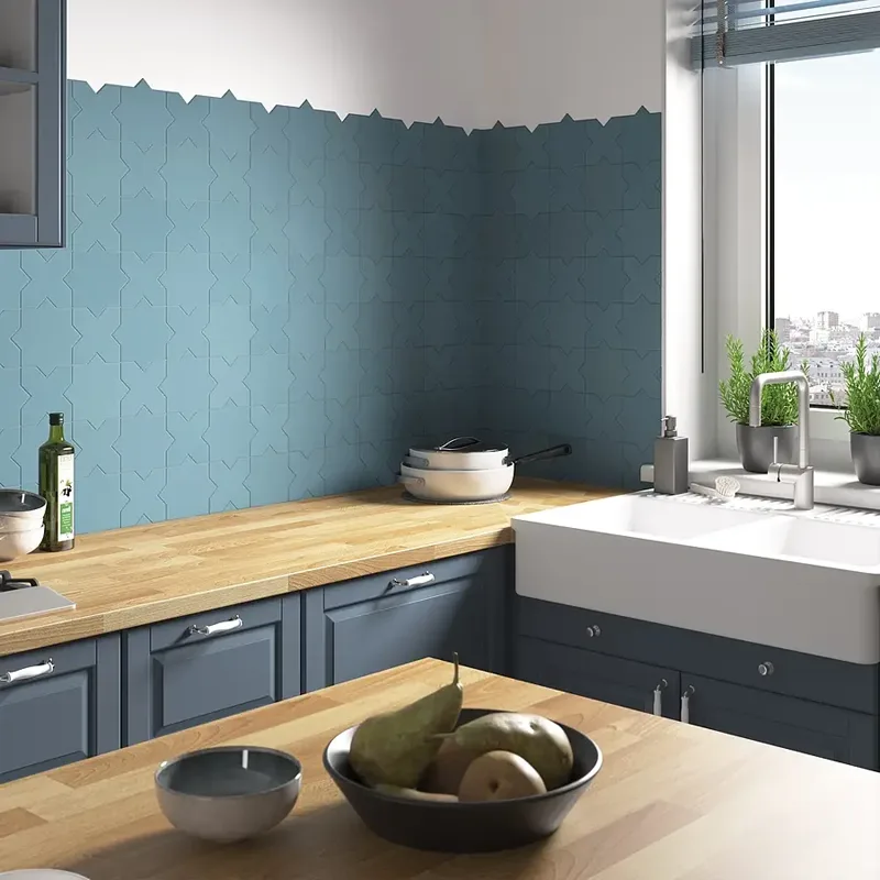 Bonita cocina con azulejo azul
