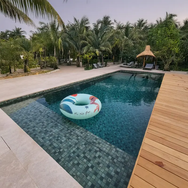 Composición equilibrada con piezas de gresite para piscina perfectamente alineadas