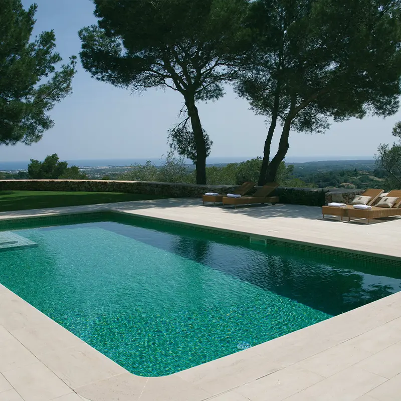 Composición visual vibrante con mosaico de revestimiento piscina gresite