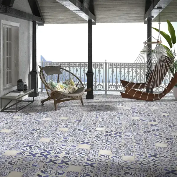 Suelo con azulejos hidráulicos bajo unas hamacas en zona relajante