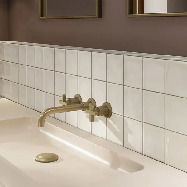 Azulejos cuadrados para baño que aportan orden y estilo al espacio