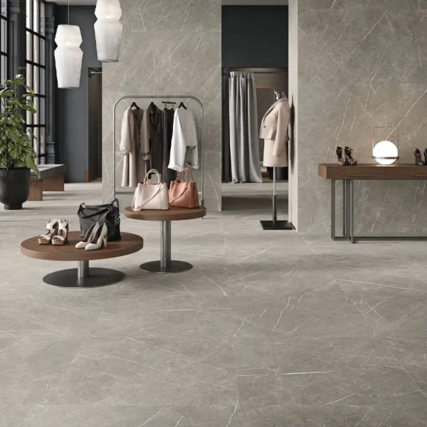 Ambiente de tienda revesrida con azulejo de gres porcelánico