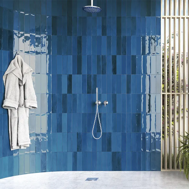 Composición limpia y elegante basada en azulejos brillantes para baños