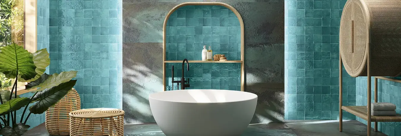 Azulejos de forma cuadrada para baño en tonos frescos que aportan vitalidad