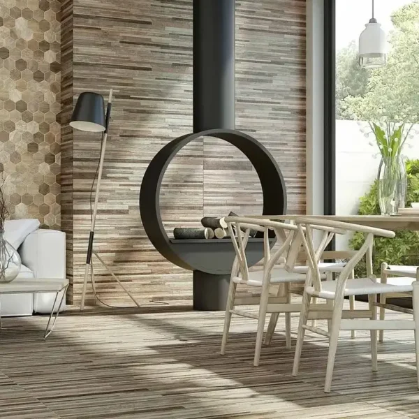Revestimiento porcelánico en pared de salón que realza el espacio