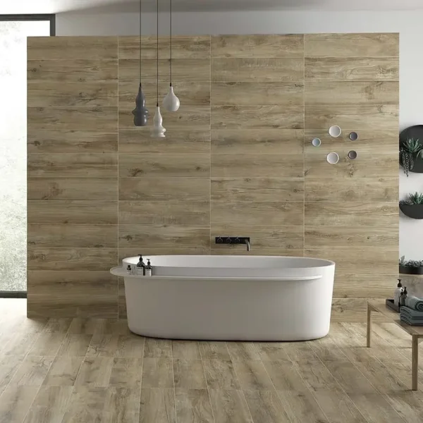 Baño decorado con suelos tipo madera que aporta una sensación de hogar y confort