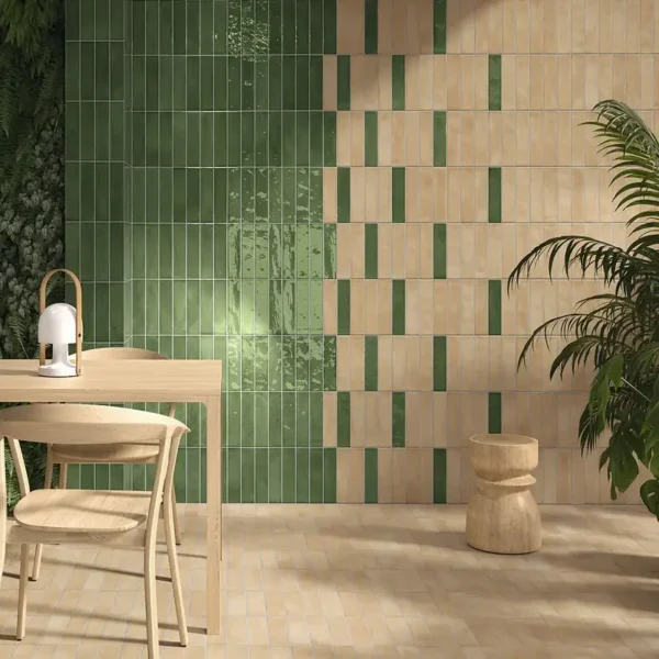 azulejo porcelánico de un color llamativo combinado con uno de color neturo haciendo un degradado