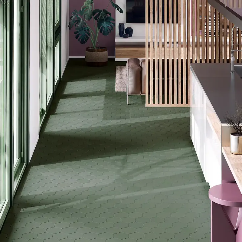 Espacio renovado con azulejo hexagonal verde