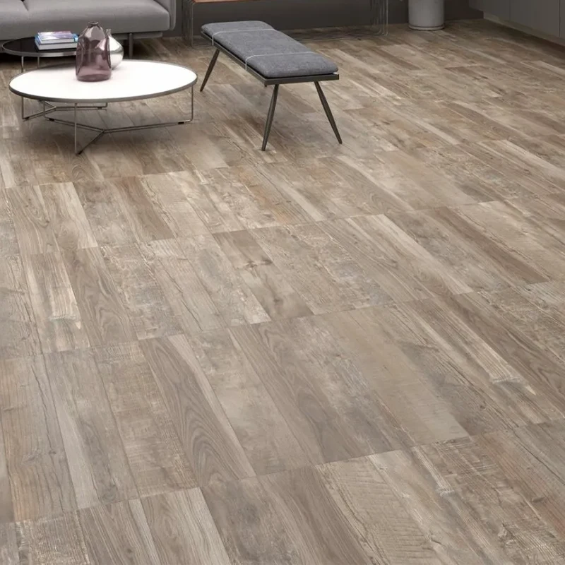 Suelo cubierto con azulejo imitación madera que aporta calidez con aspecto natura