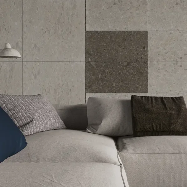 Combinación armónica en pared de salón con porcelánico