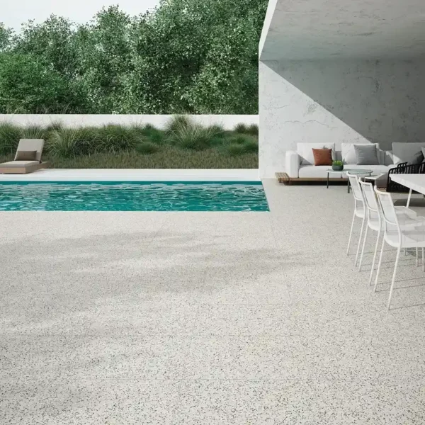 Gres porcelánico imitación terrazo con carácter gráfico que no pasa desapercibido