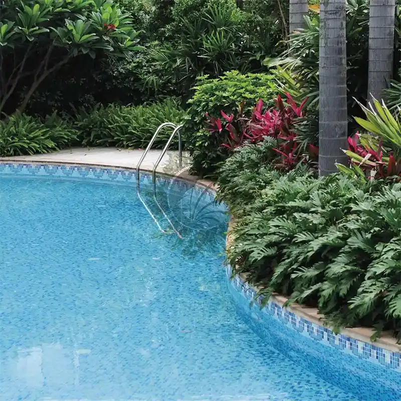 Detalle visual elegante integrado con cenefas para piscina