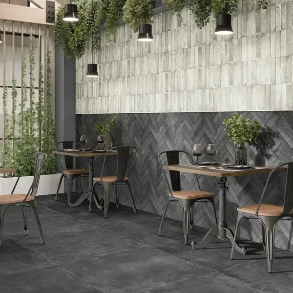 Suelo porcelánico negro instalado con juntas finas en disposición simétrica