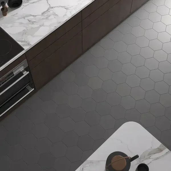 Elegancia visual destacada por la colocación precisa del suelo porcelánico negro