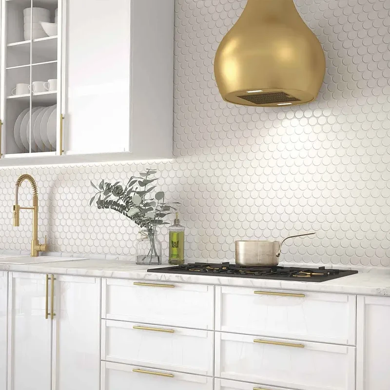 Ambiente revestido con gresite en formato compacto