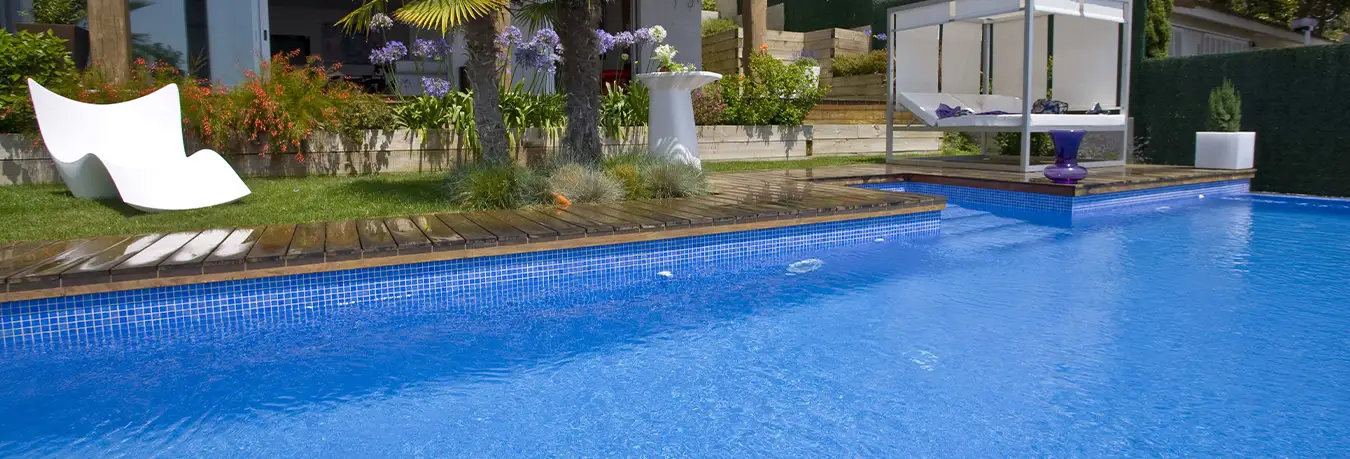 imagen aérea de piscina con borde en gresite colores azulados