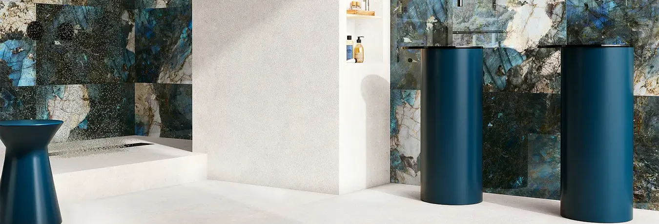 Bonito ambiente con gres porcelánico azul