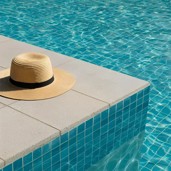 Coronación piscina en piedra natural colocada con acabado continuo y elegante