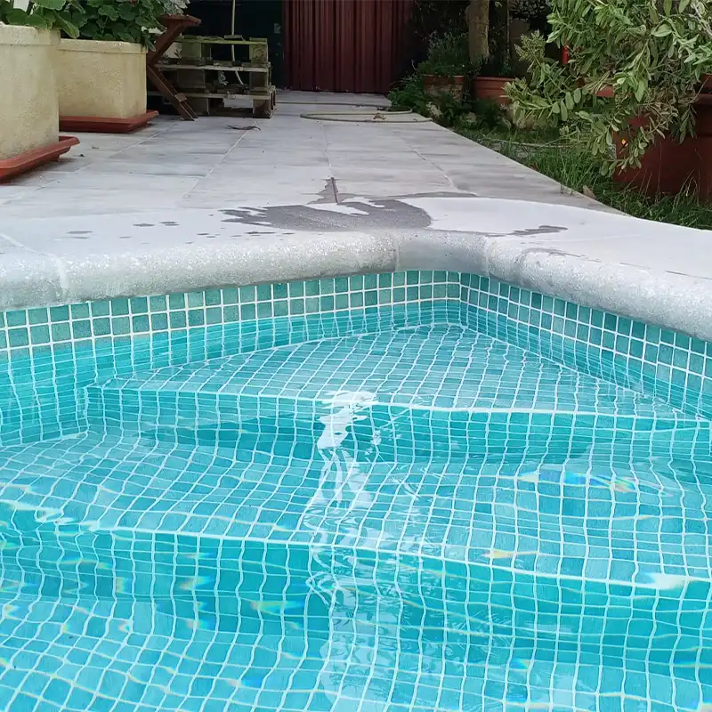 Superficie cubierta con gresite para piscina