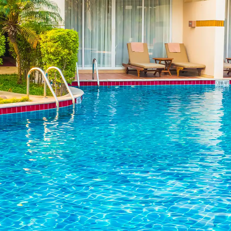 Ambiente con cenefa de gresite para piscina