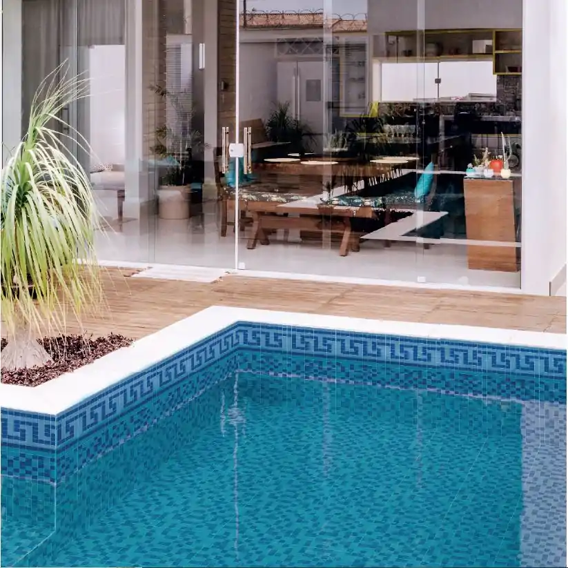 Bonita cenefa para piscina con estilo mediterráneo