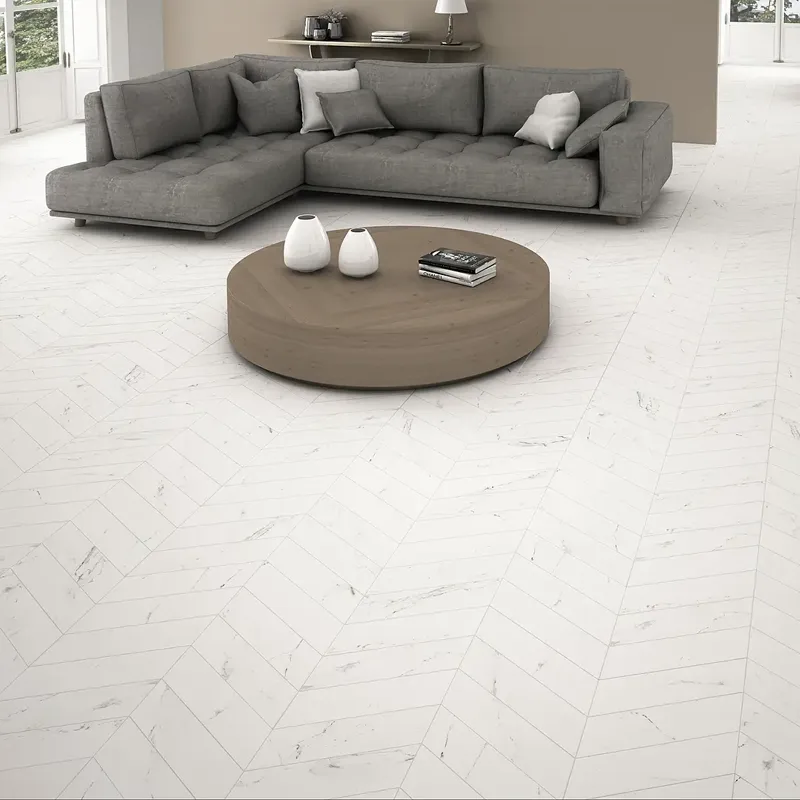 Ambiente con ritmo visual conseguido mediante azulejo chevron bien alineado
