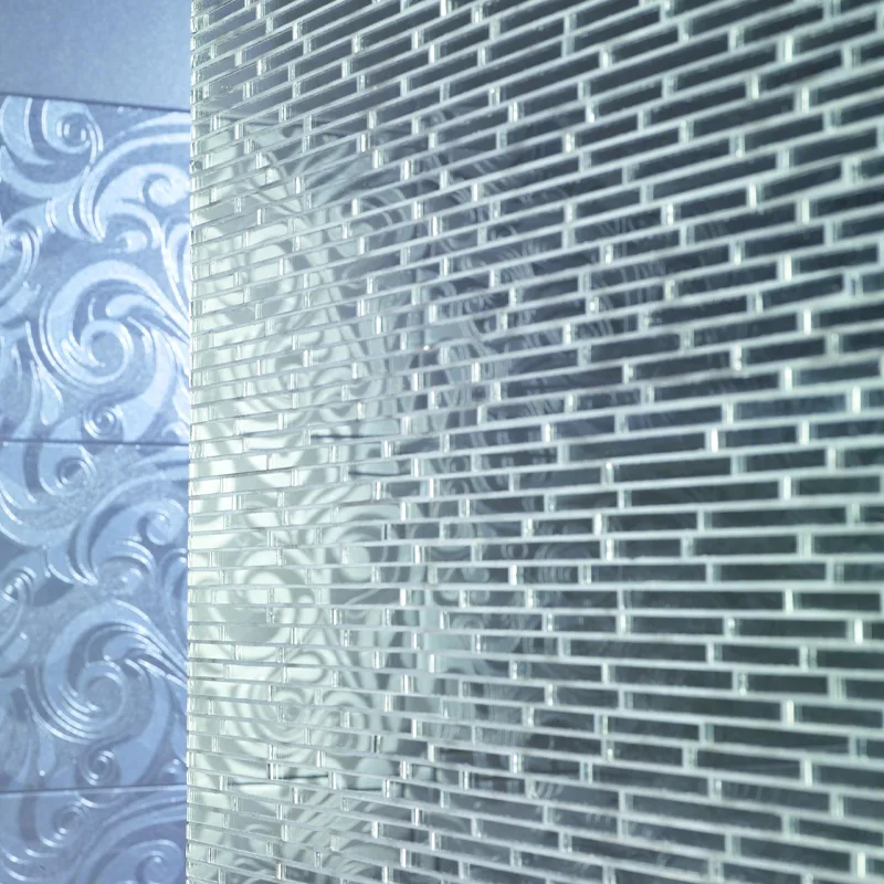 Ambiente luminoso potenciado con azulejos efecto espejo para baño de reflejo suave