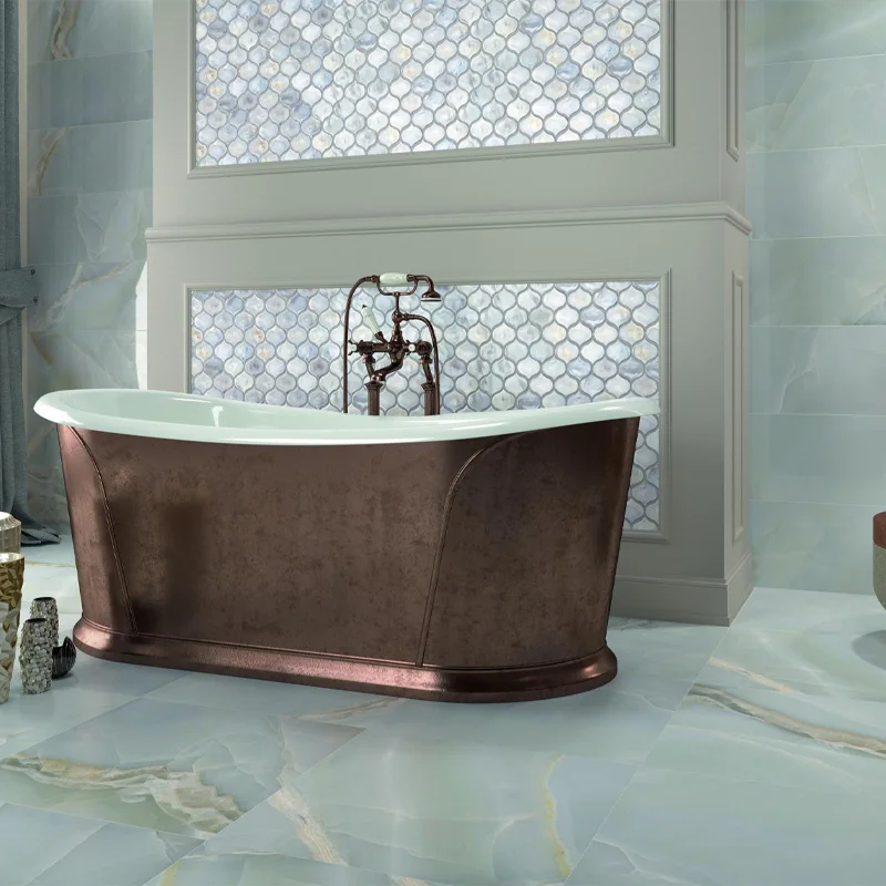 Diseño limpio y elegante que destaca por los azulejos imitación espejo para baño