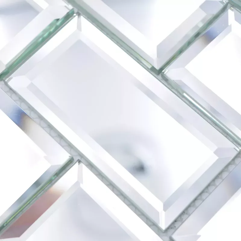 Fondo decorativo que refleja la luz natural usando azulejos tipo espejo en el baño