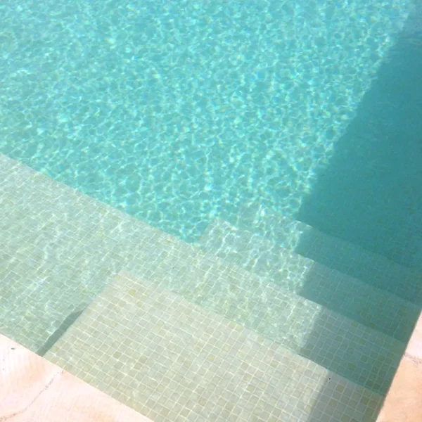 Gresite para piscina en color beige que aporta suavidad visual al entorno