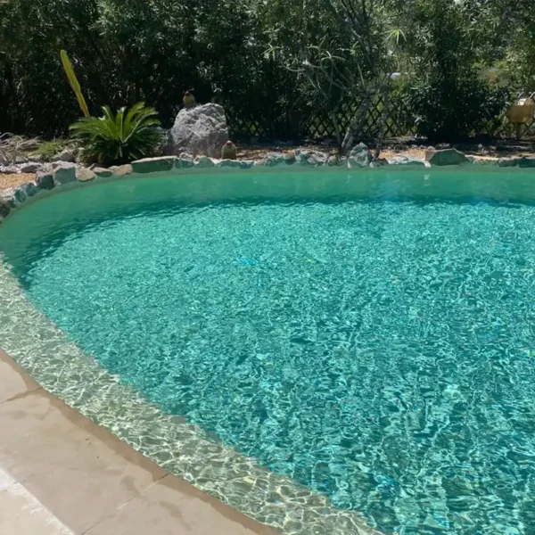 Piscina decorada con gresite en color beige