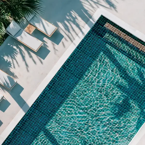 Revestimiento en gresite marrón para piscina que genera un fondo natural