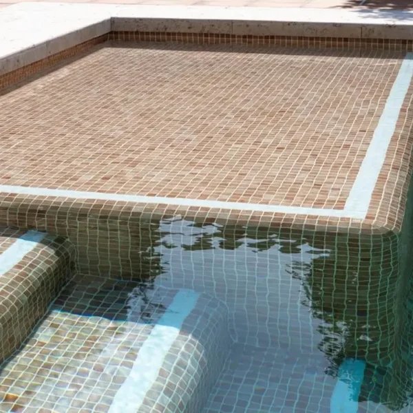 Piscina revestida con gresite marrón en tonos tierra
