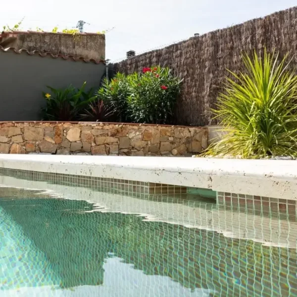 Gresite marrón para piscina aplicado para crear una estética envolvente y orgánica