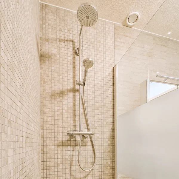 Ambiente moderno con revestimiento en gresite para baño