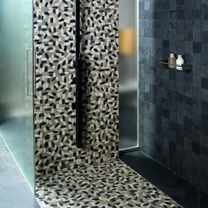 Bonito contraste visual conseguido con azulejo de piedra de río bien distribuido