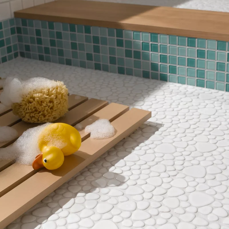 Efecto visual inspirado en lechos naturales creado con azulejos con piedras de río