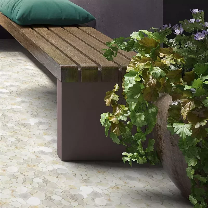 Azulejos con piedras de río que rompen la uniformidad y aportan carácter