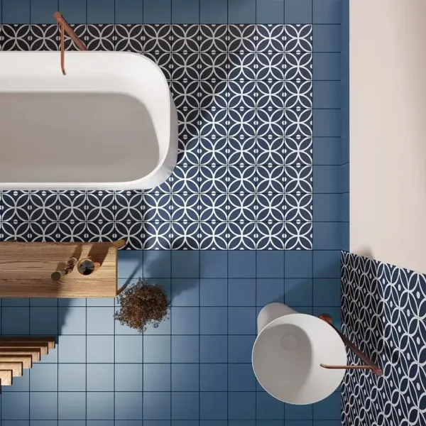 Plano cenital destacando una combinación de azulejos porcelánicos de diferentes colores