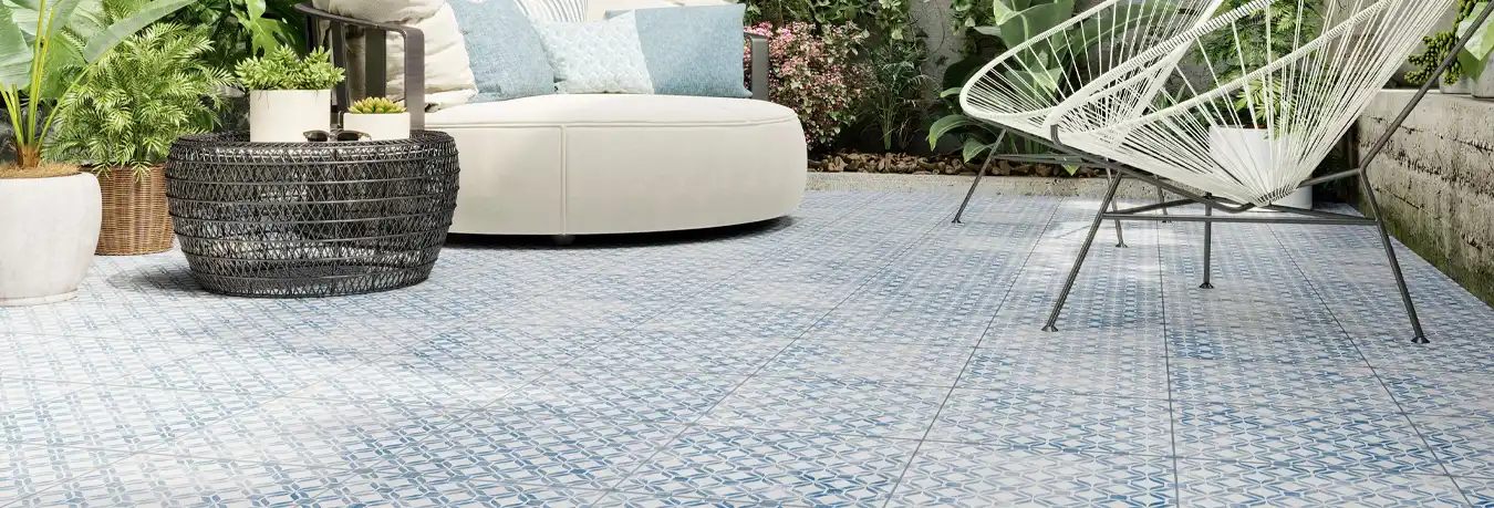 Patrón artístico aplicado con precisión usando azulejo hidráulico exterior