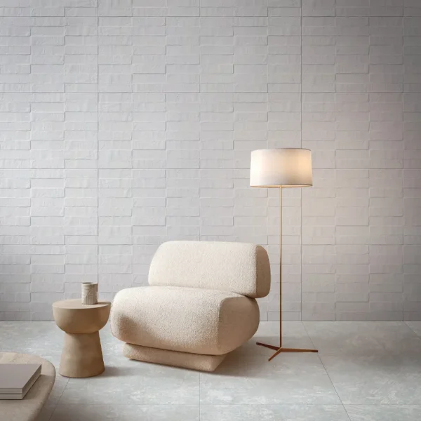 Pared revestida con porcelánico que aporta calidez visual y estilo sutil