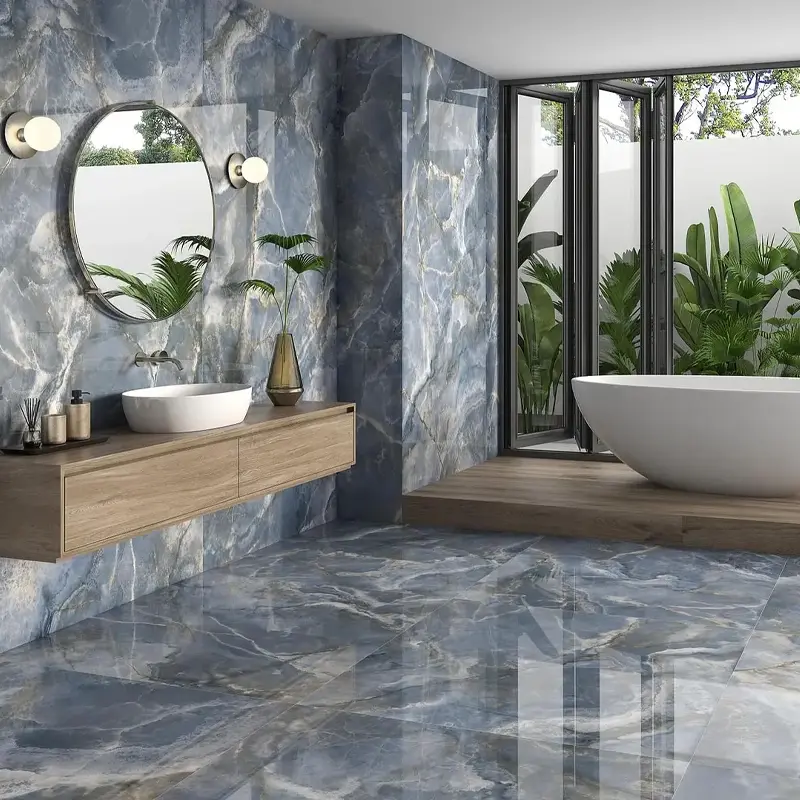 Ambiente sofisticado decorado con azulejo mármol azul de vetas marcadas
