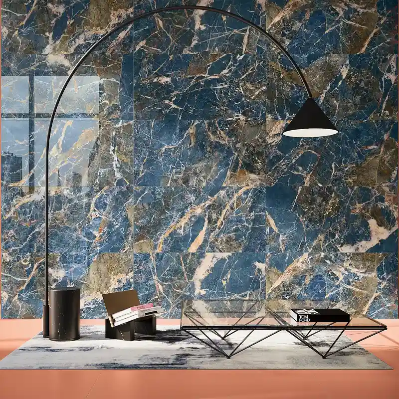 Diseño lujoso potenciado por la profundidad visual del azulejo mármol azul