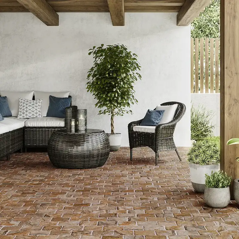 porche con detalle de azulejos mosaico exterior en tonos cálidos