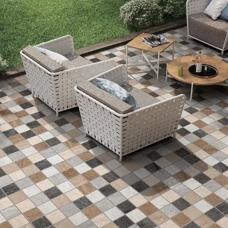 superficie decorativa revestida con mosaicos para exteriores en combinación de colores neutros