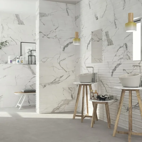 Estética elegante creada con porcelánico para paredes interiores