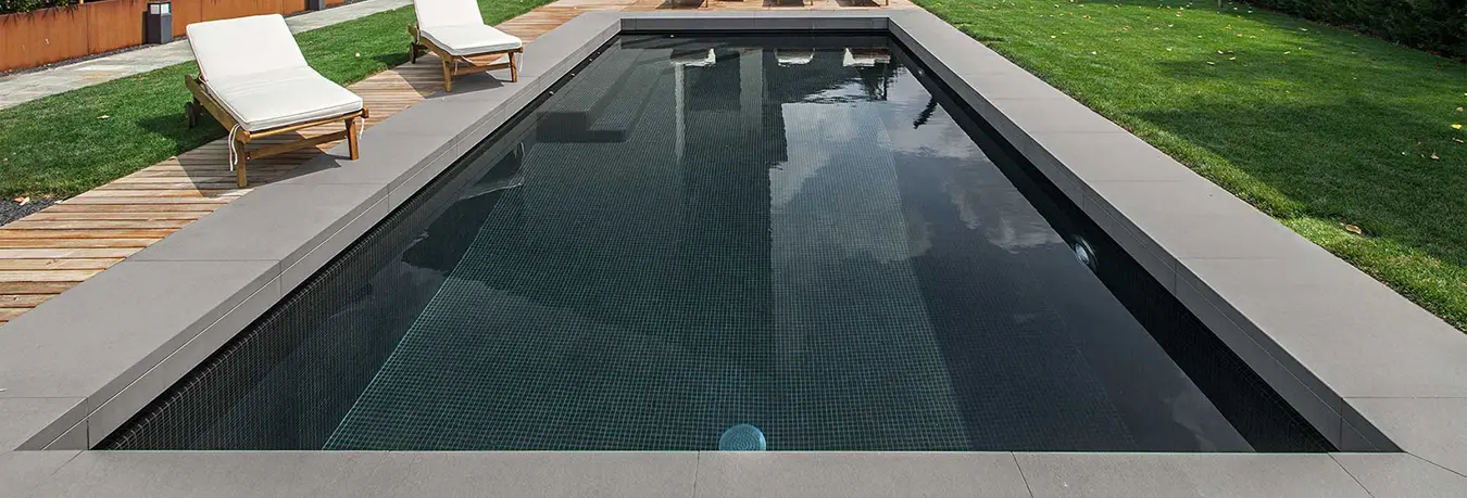 Piscina con aire exclusivo revestida completamente en gresite negro
