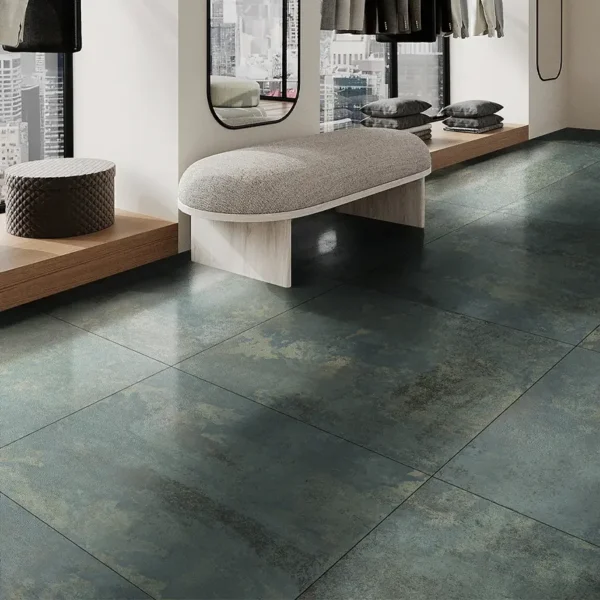 Estética azul profunda lograda con porcelánico colocado en patrón regular